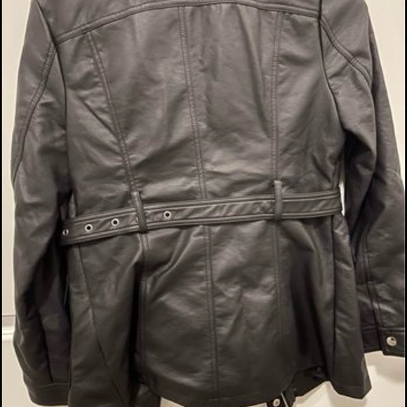 ❌❌SOLD❌❌ Guess leather black jacket - Picture 2 of 5